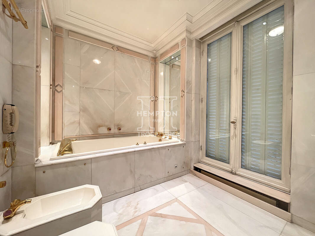 Appartement à PARIS-16E