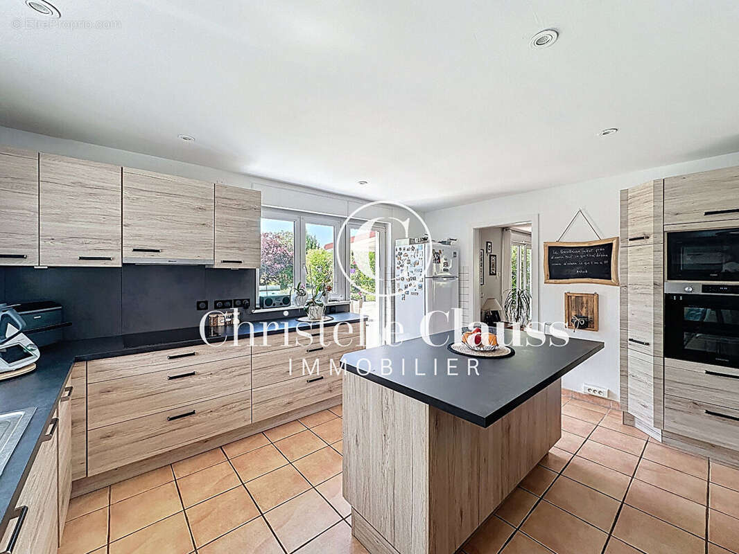 Maison familiale de 240 m² avec piscine sur terrain arboré de 850 m² à Salenthal - photo 10