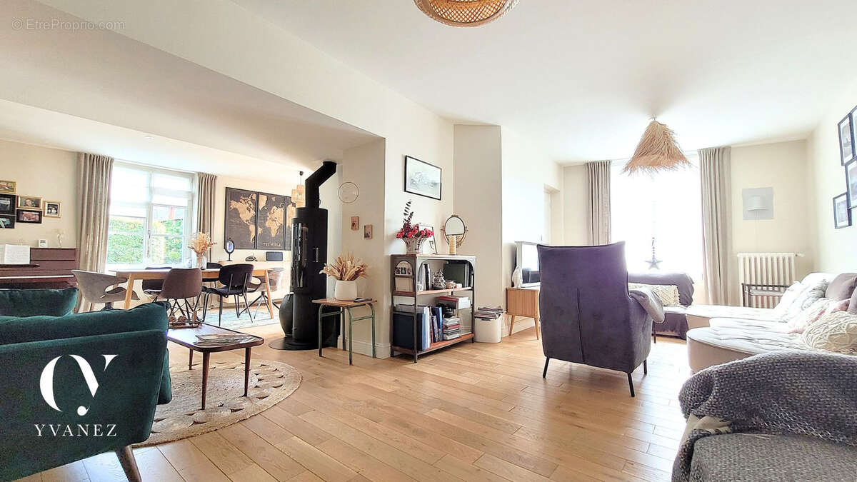 Prestigieuse maison de ville avec 4 chambres, cour, cave, garage et dépendance aménagée. - photo 4