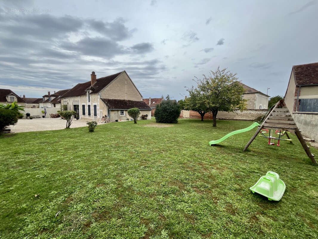Maison à CHEMILLY-SUR-YONNE