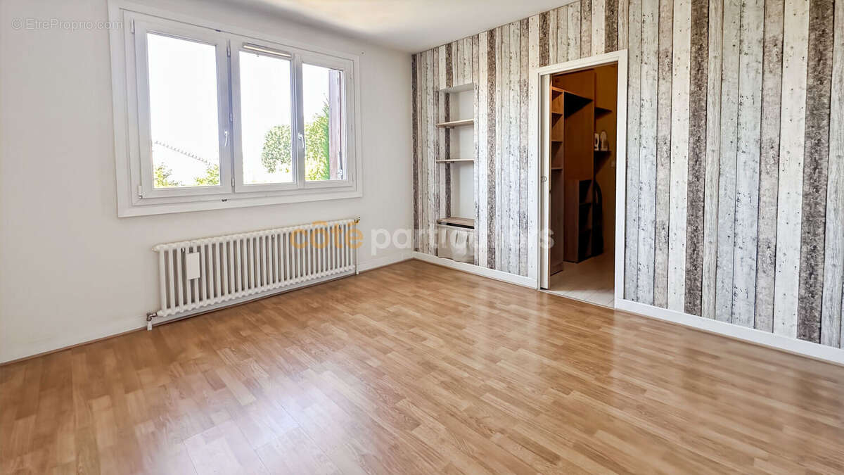 Vaste maison familiale de 185 m² avec jardin arboré et 6 chambres - photo 10