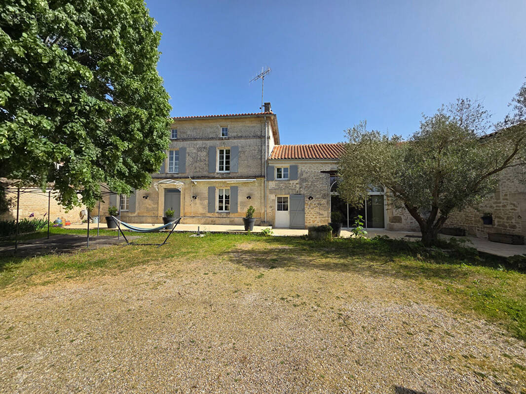 Maison à FLEAC