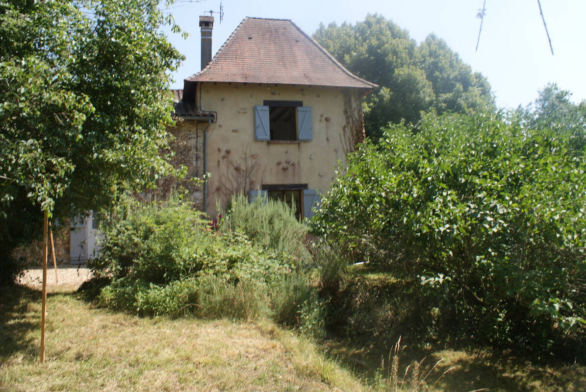 A VOIR. Belle maison en pierre de 4 chambres avec dépendances et vues sur terrain d'environ 2811m2 - photo 2