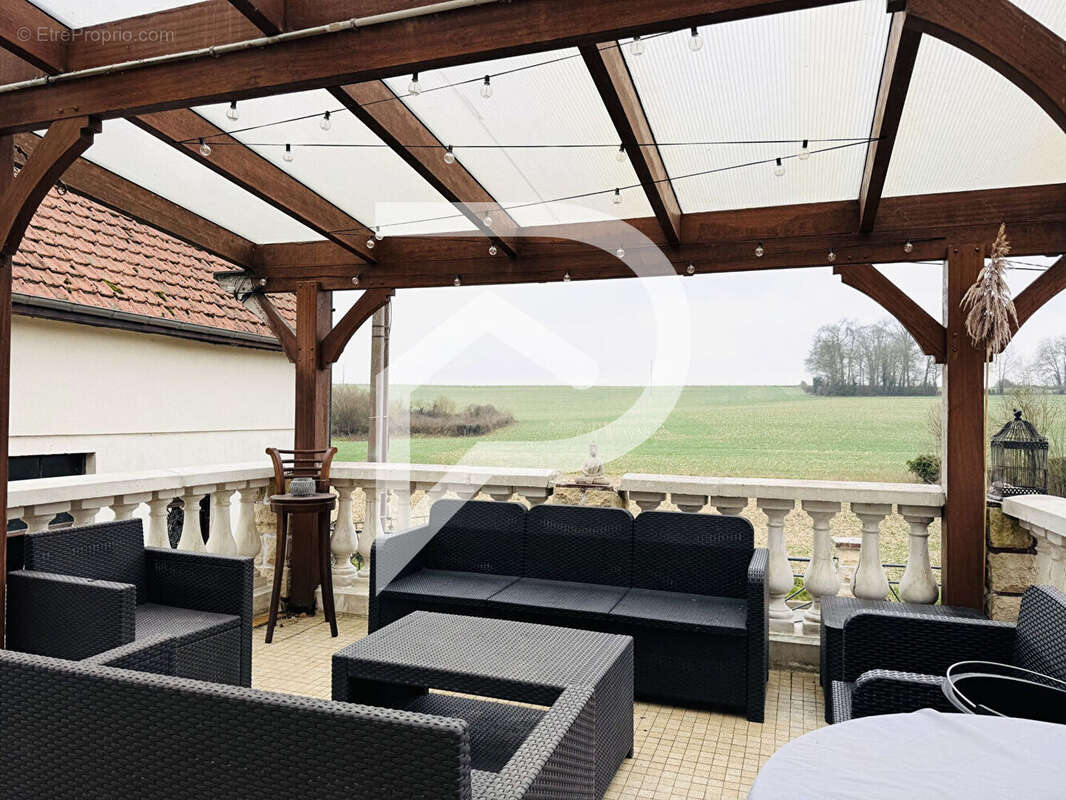 Maison à CREVECOEUR-LE-GRAND