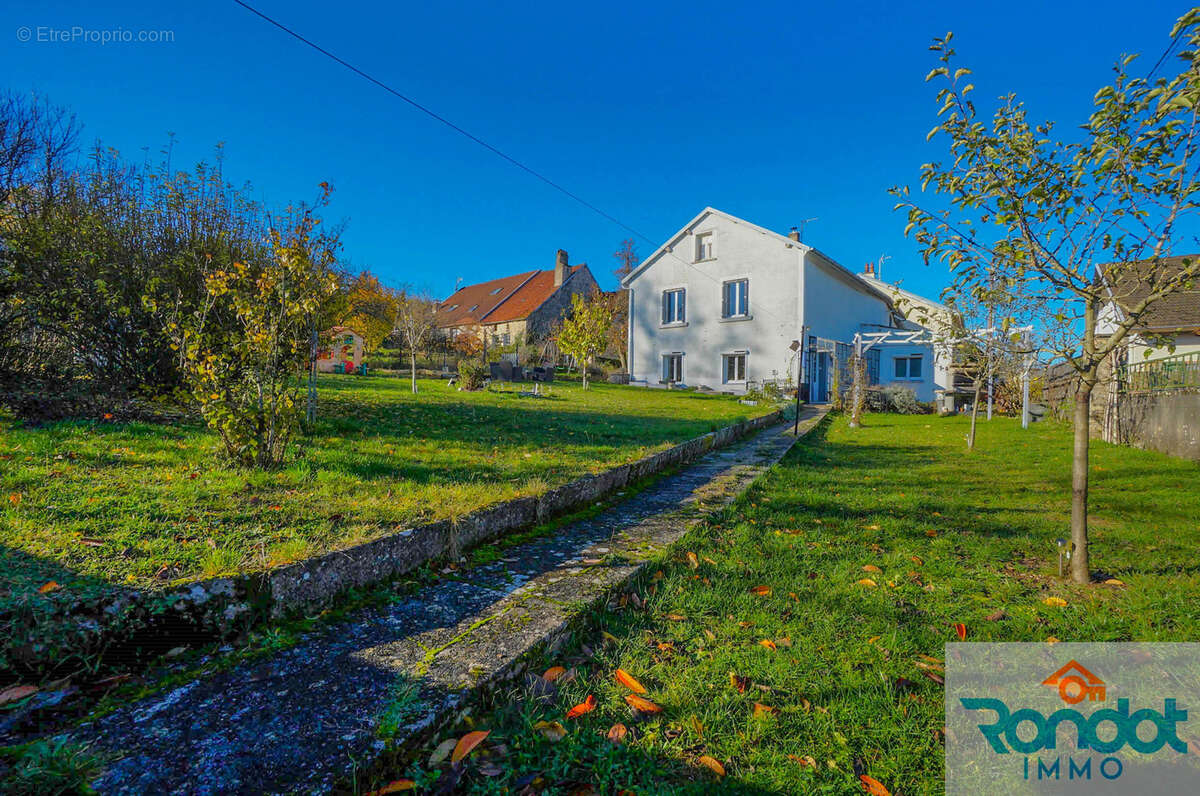 Maison à MONTSAUGEON