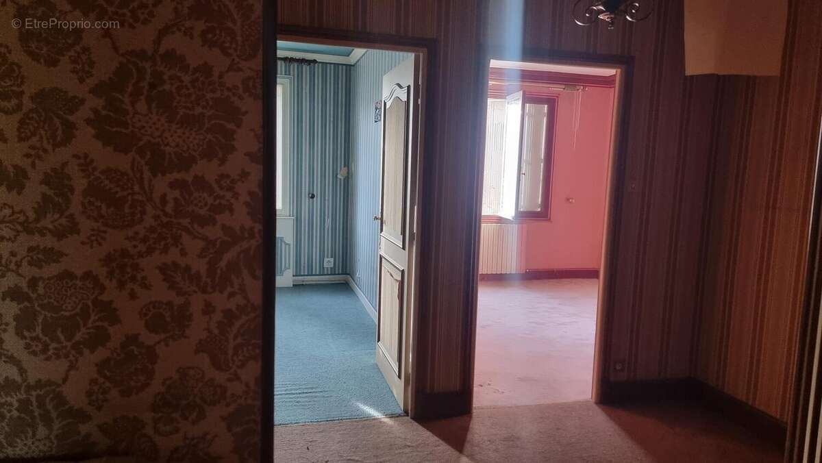 Entrées de 2 chambres (4e et 5e) - Maison à BAGNAC-SUR-CELE