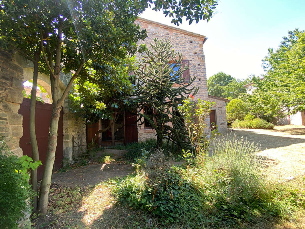 Maison en pierre avec jardin et grange - photo 3