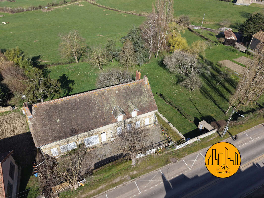Maison à LE MONTET