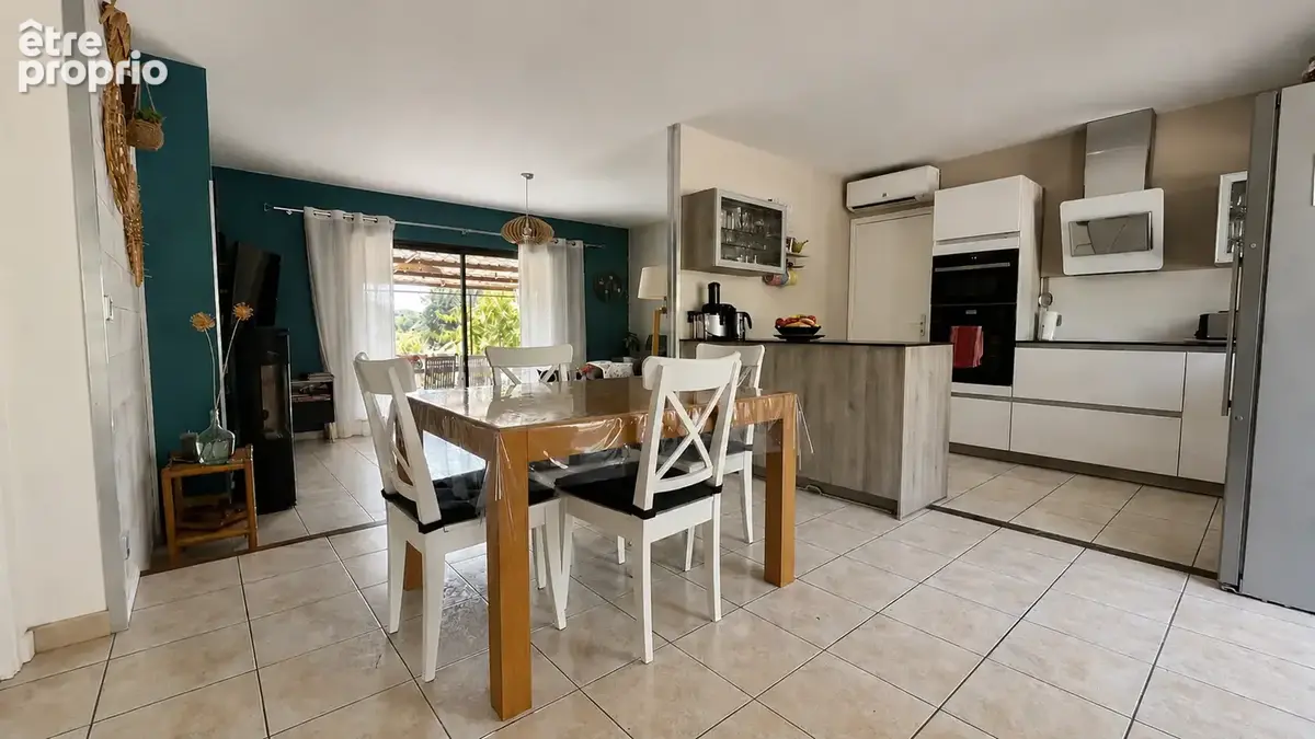 Maison de plain-pied avec piscine dans un environnement calme - photo 3