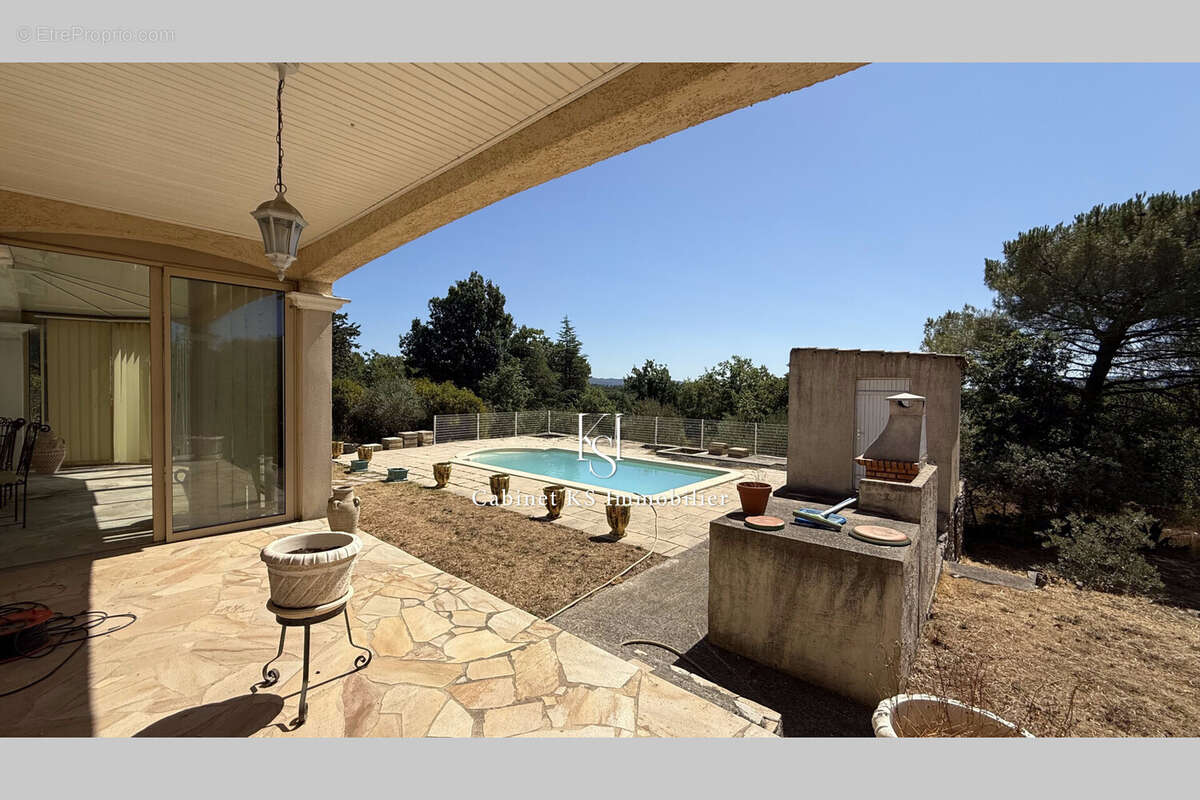 Maison 210 m² à Saint-Maximin-La-Sainte-Baume  - photo 5