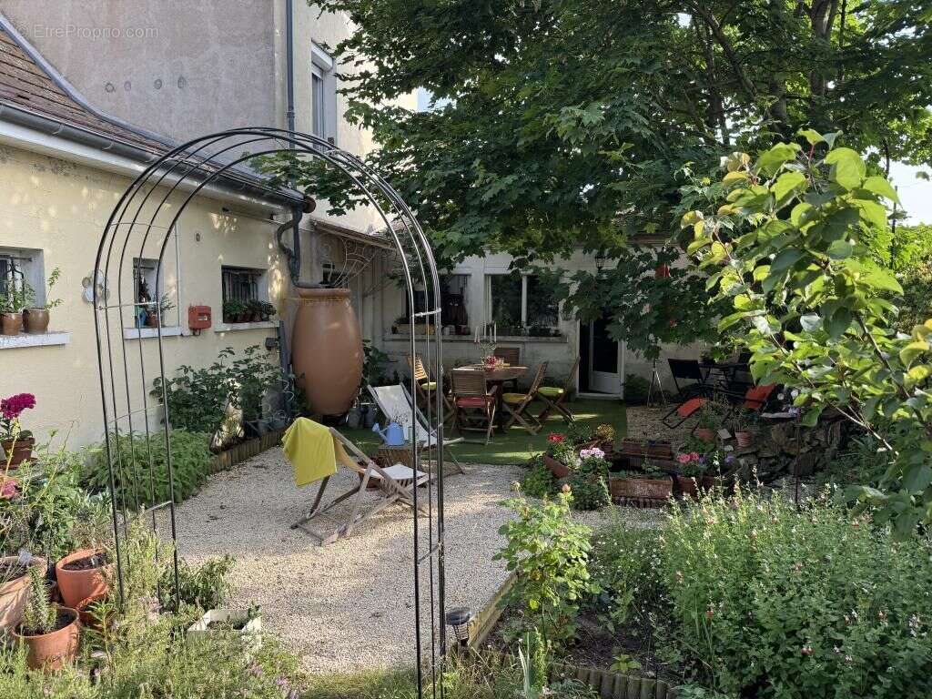 Maison 202 m² à Saint-Amand-Montrond  - photo 2