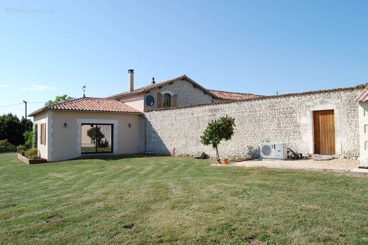 Jolie maison en pierre avec piscine au cœur du village - photo 16