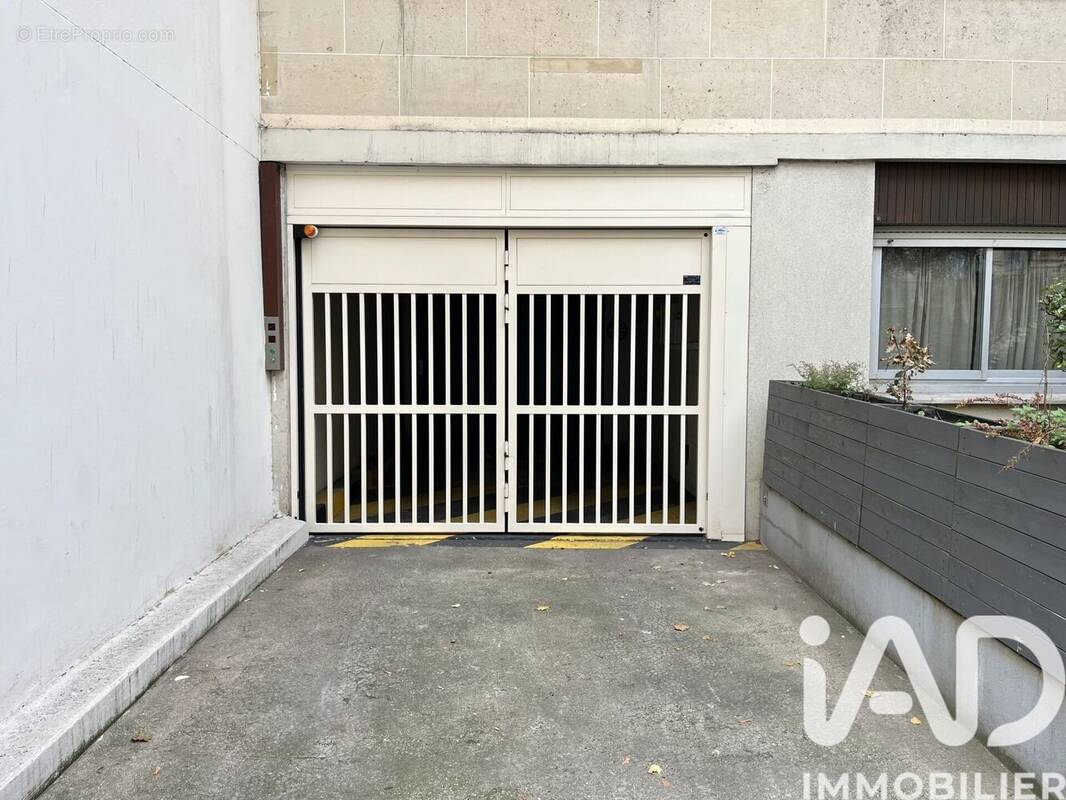 Photo 1 - Parking à PARIS-15E