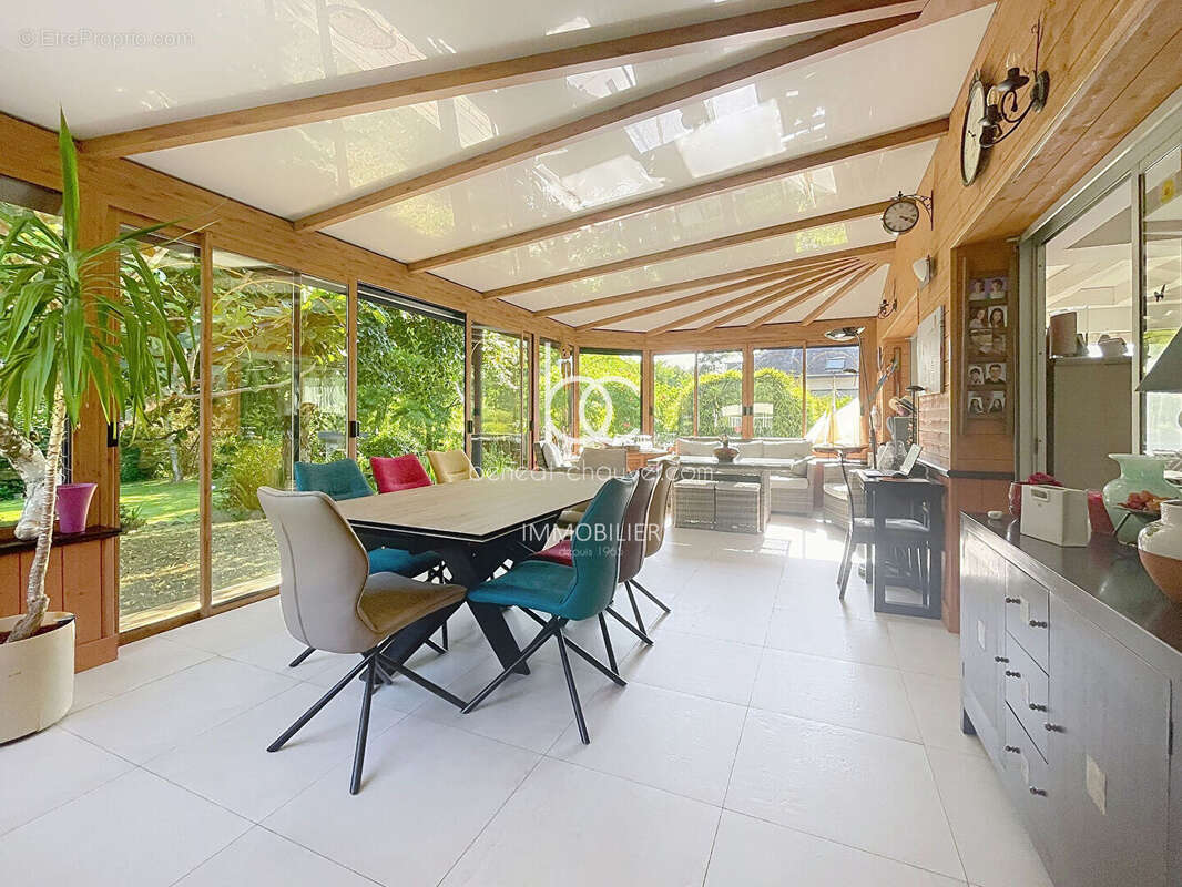 Maison d'Architecte à Pluneret : Un Paradis Vert avec Piscine et Plan d'Eau - photo 8
