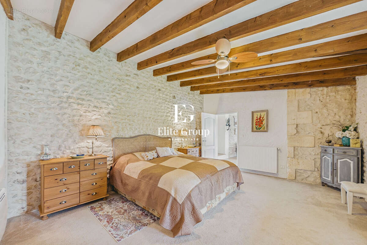 Maison à MONTMOREAU-SAINT-CYBARD