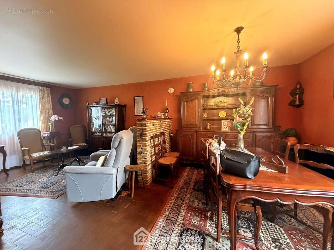 Un séjour spacieux de 27 m² comprenant ... - Maison à LAON