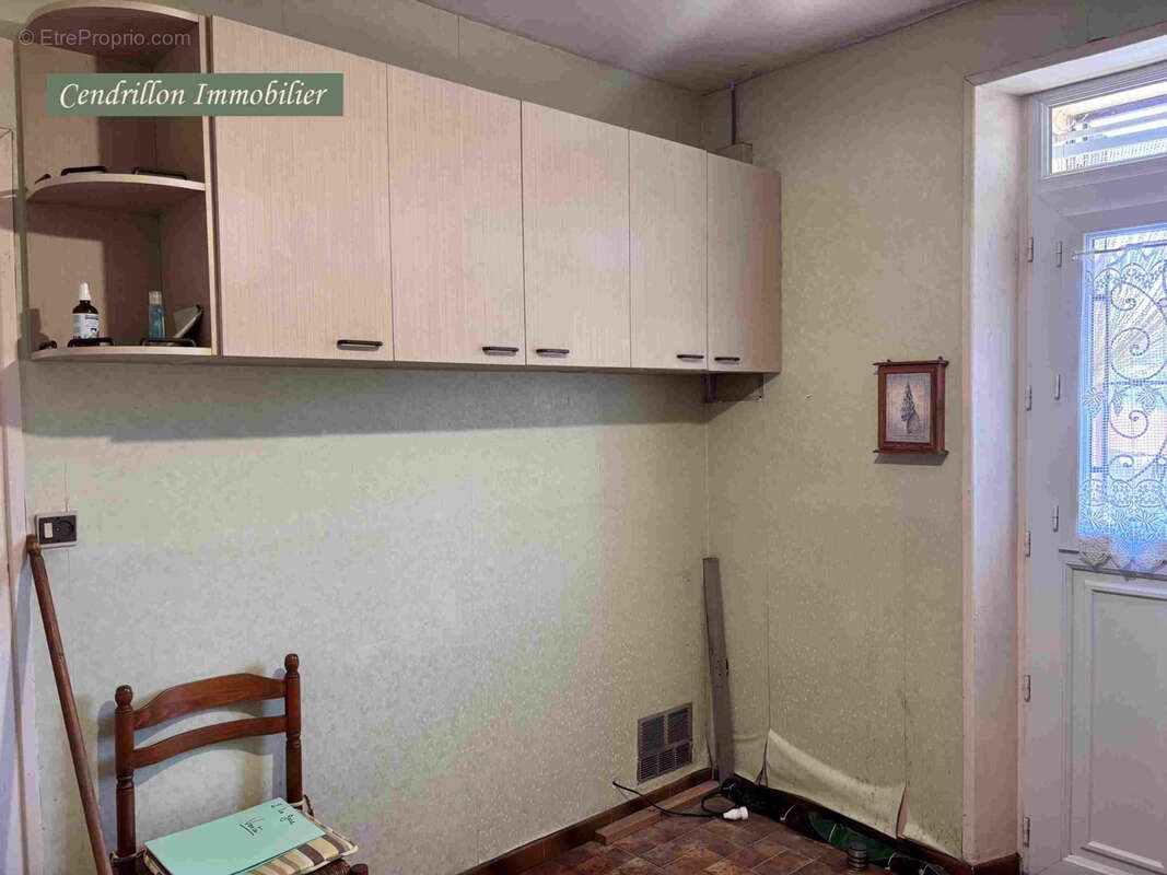 Tout petit prix ! Maison indépendante à rénover offrant un jardin, une dépendance et un emplacement privilégié - photo 7