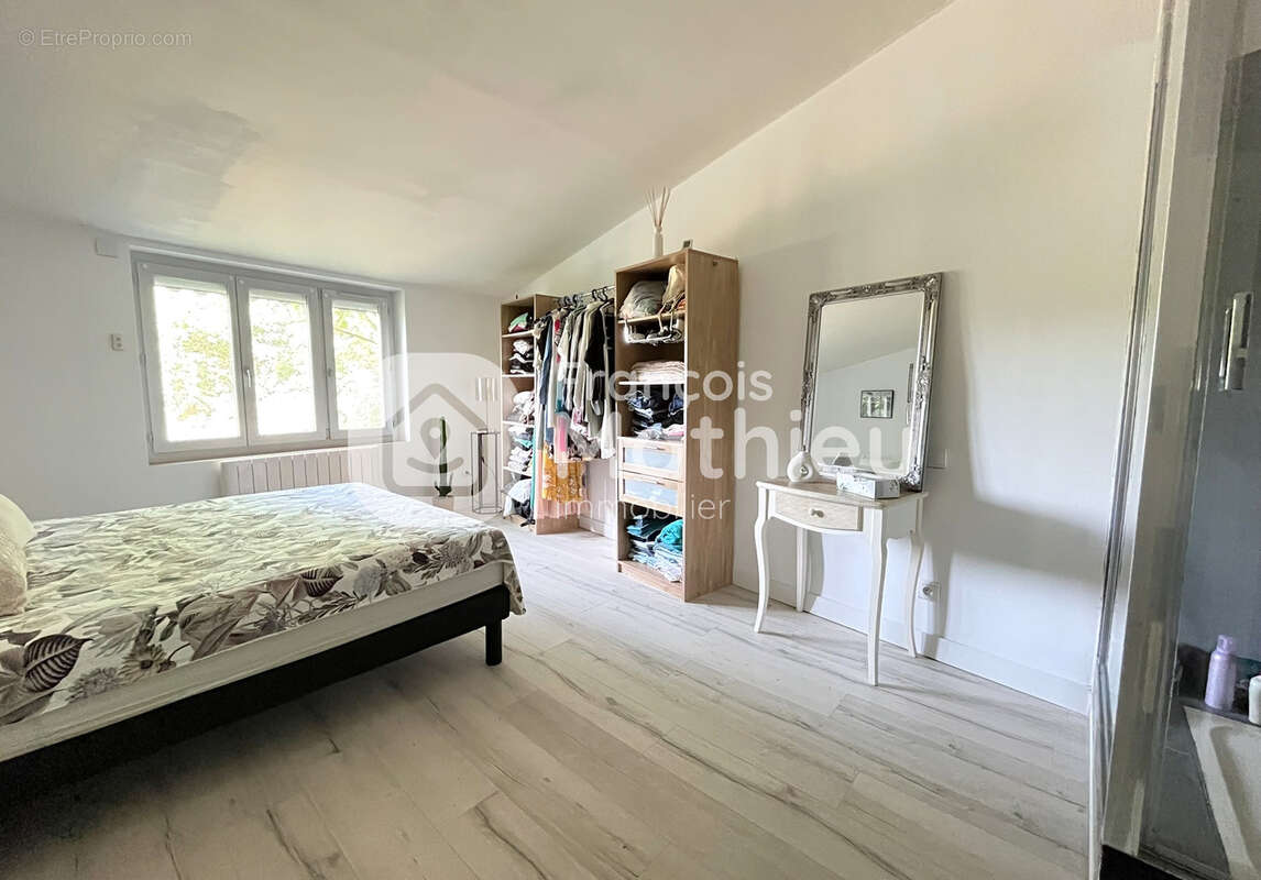 Châtillon-sur-Chalaronne - Maison dans le centre de 146 m2 avec piscine - photo 10