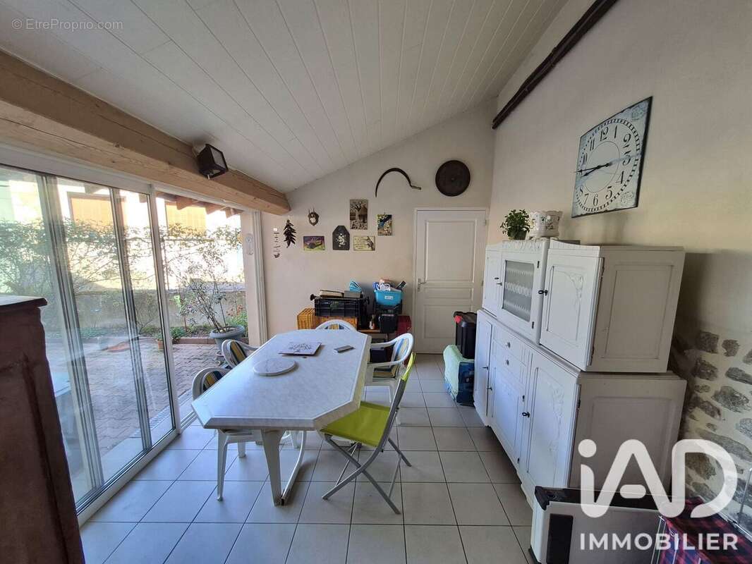 Maison 115 m² à Saint-Barthelemy-Lestra  - photo 9