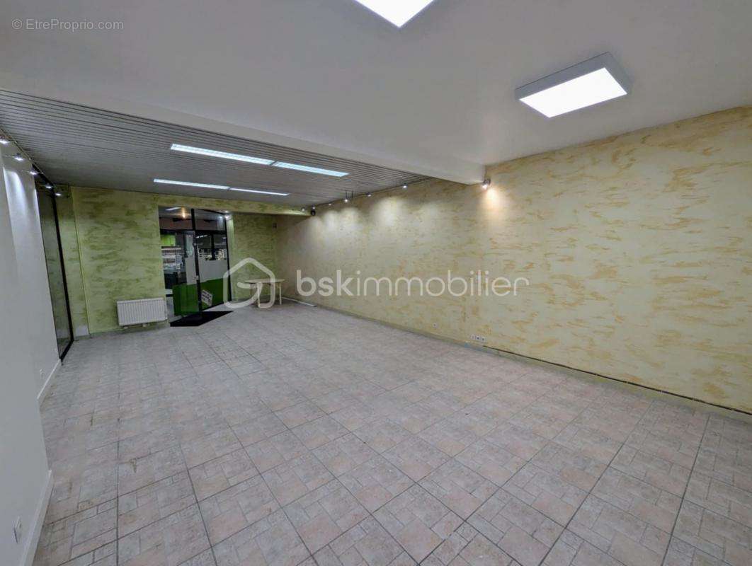 Commerce à SAINT-GEORGES-DE-REINTEMBAULT