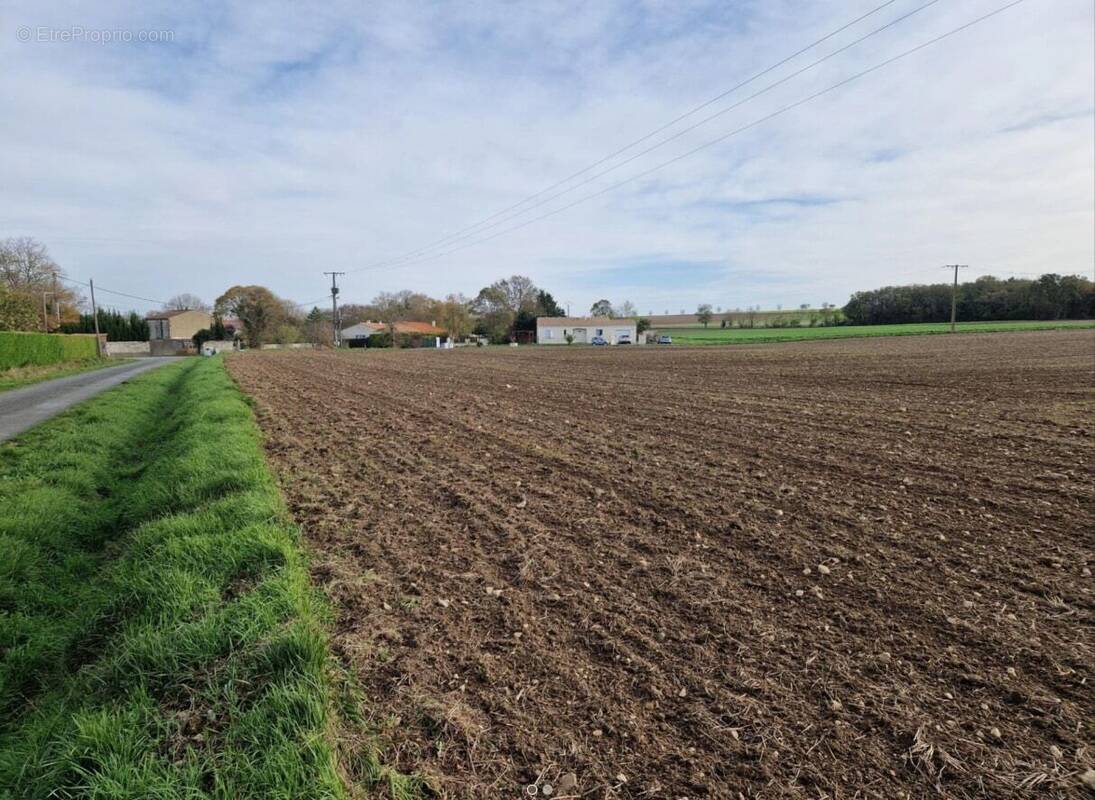 Terrain à CHANTEMERLE-SUR-LA-SOIE