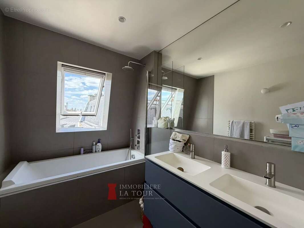 Appartement à PARIS-16E