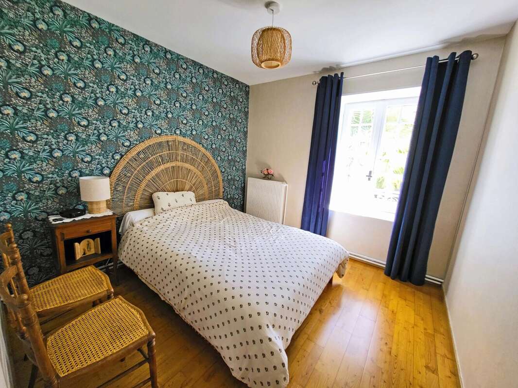 Très jolie maison familiale en pierre, comprenant 4 chambres, avec piscine et grande grange sécurisée. - photo 12