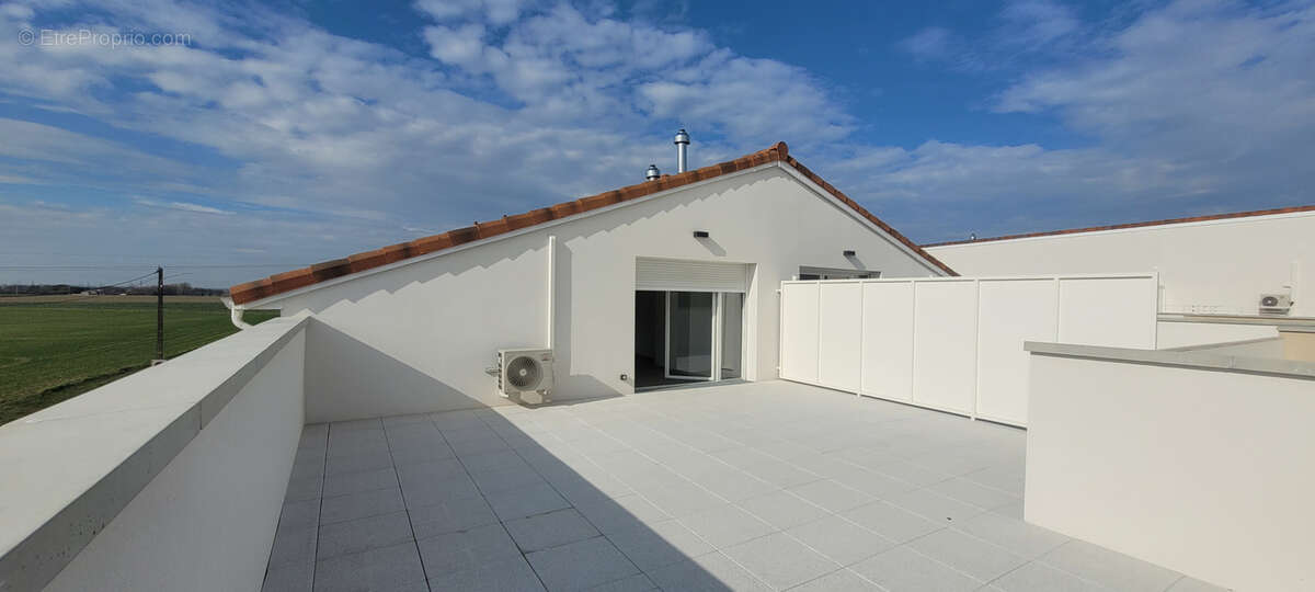 Appartement à PINS-JUSTARET