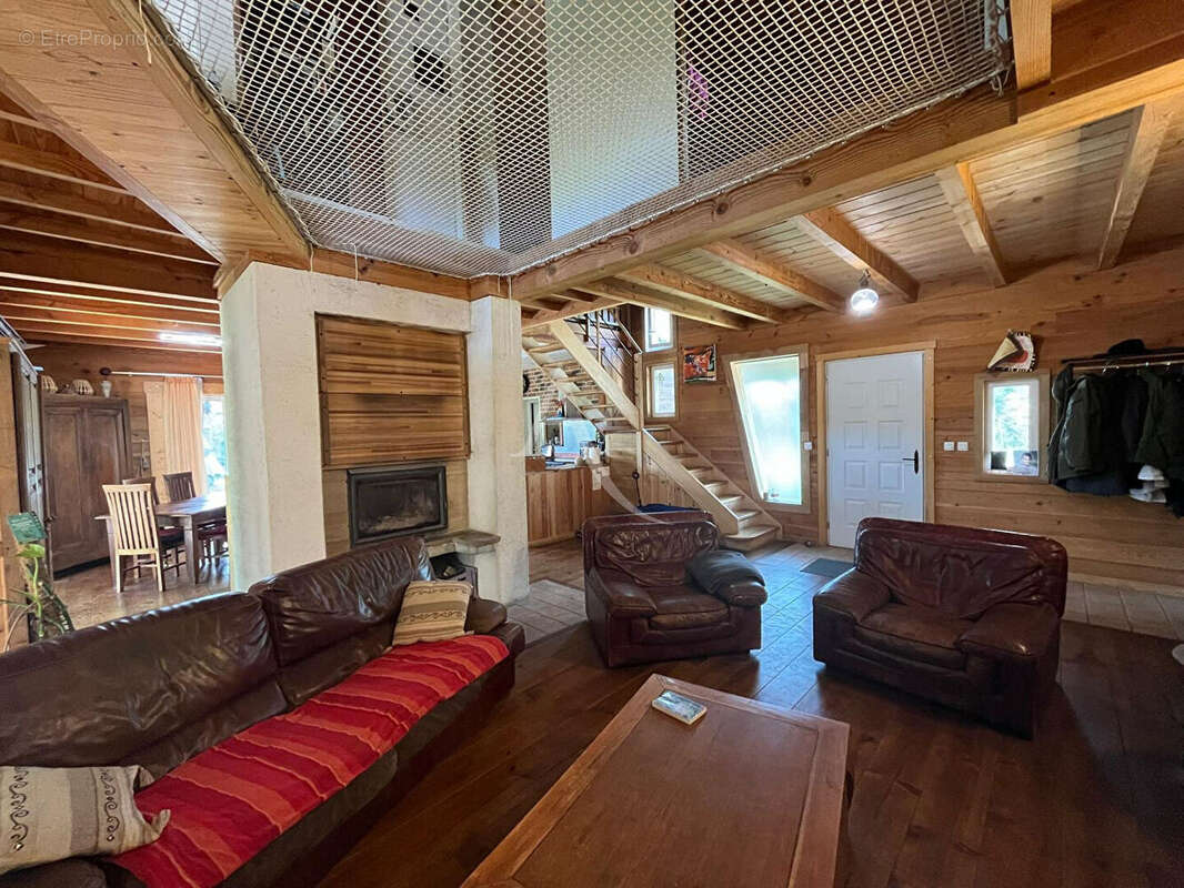 Grande maison familiale de 185m² avec studio indépendant sur plus de 2300m² de terrain ! - photo 3