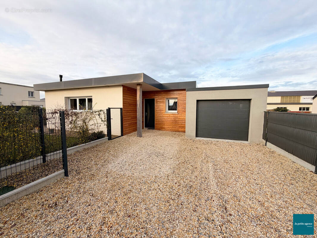 Maison à FEUGUEROLLES-BULLY