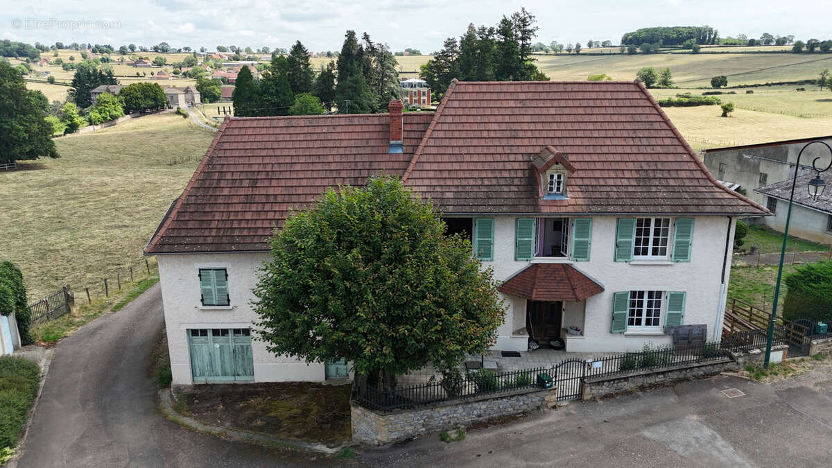 Maison à SAINT-CHRISTOPHE-EN-BRIONNAIS