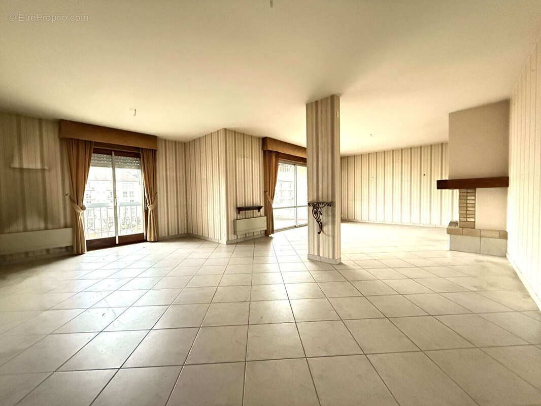 Appartement  à rénover / Lons-Le-Saunier / 5 pièces / 3 chambres / 125.97 m² - photo 2