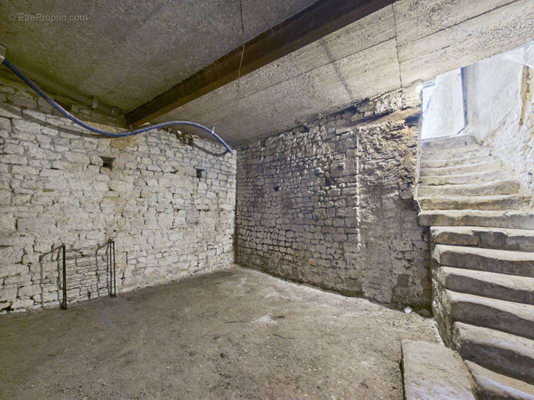 Maison de 165 m 2  à Mirebeau , 4 chambres, cour, garage, caves - photo 15