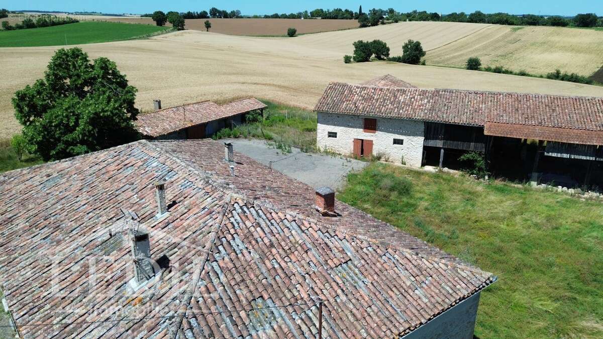 Corps de ferme en pierre avec vue panoramique sur la campagne gersoise et les Pyrénées - photo 4