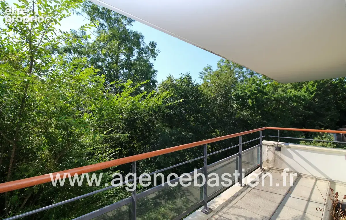 GEX   T2 rénové de 39 m2 avec balcon, piscine et 2 parkings couverts - photo 7