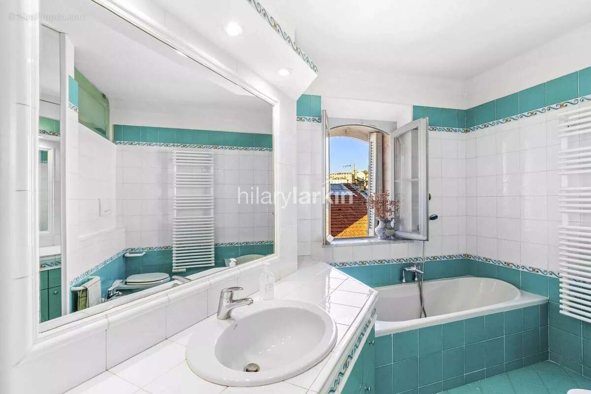 Appartement Dernier Étage avec Vue Panoramique sur le Vieux Port – Cannes - photo 9