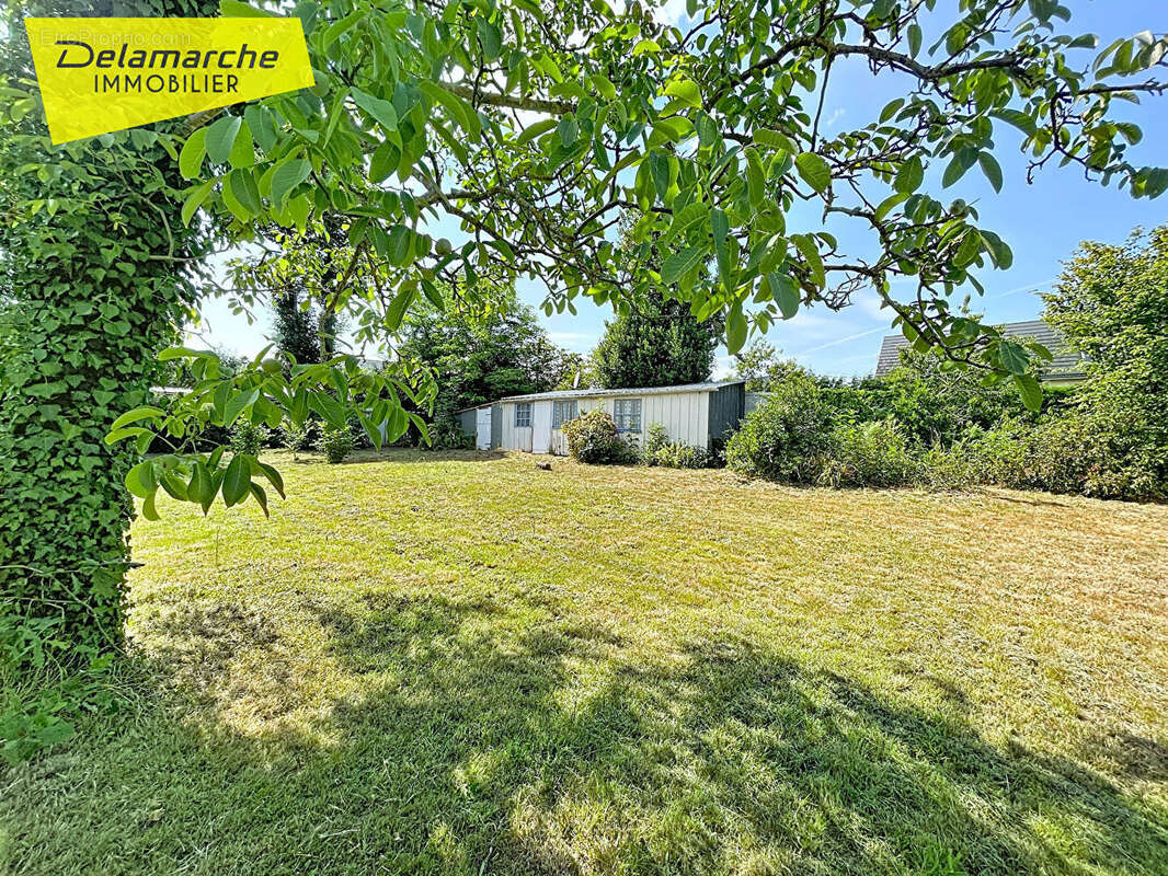 Terrain à bâtir de 2400m² viabilisé à Quettreville Sur Sienne avec cabanon raccordé aux réseaux - photo 2