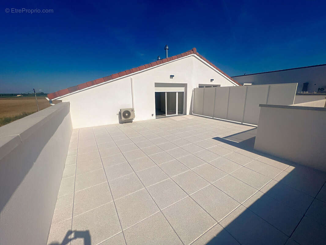 Appartement à PINS-JUSTARET