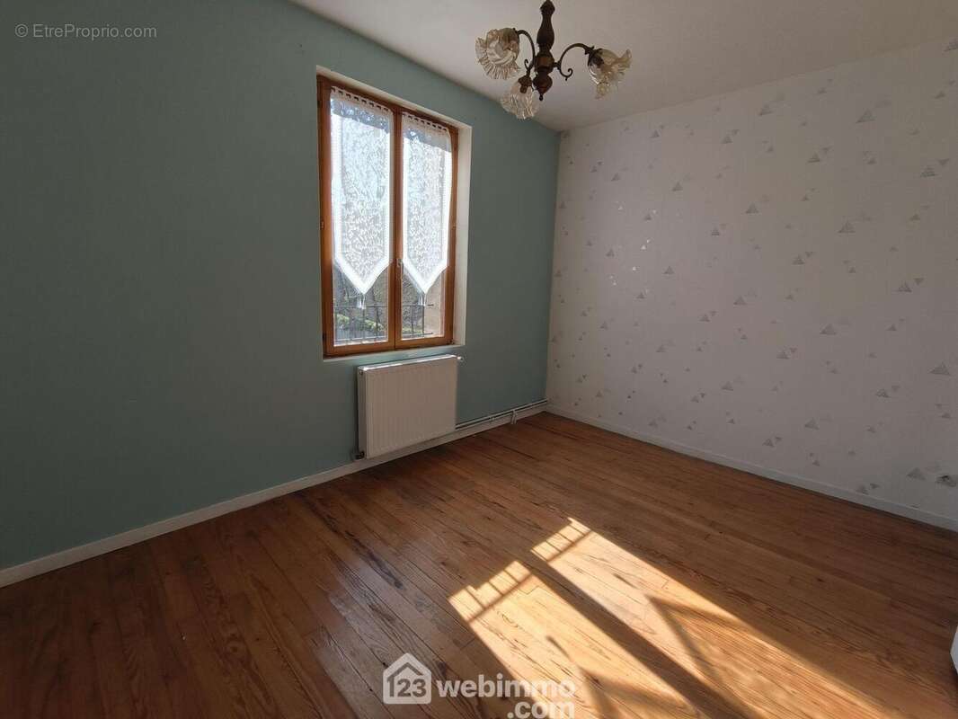 A l'étage une première chambre de 12 m² - Maison à PRESLES-ET-BOVES