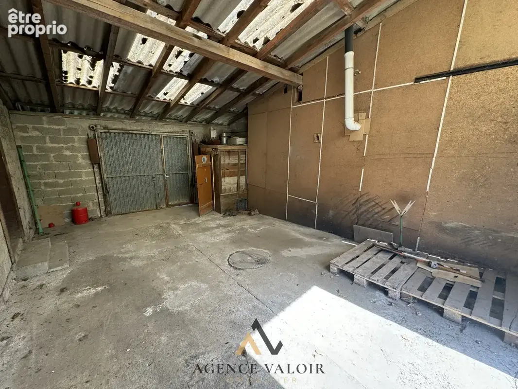 Maison à rénover avec grange, deux garages et une écurie - photo 12