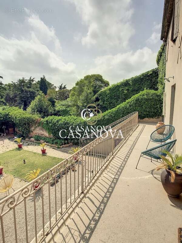 Charme & authenticité ! BATISSE de CARACTERE datant de 1789 proposant 350 m² avec jardin et piscine. Idéale pour un PROJET D'ACC - photo 12
