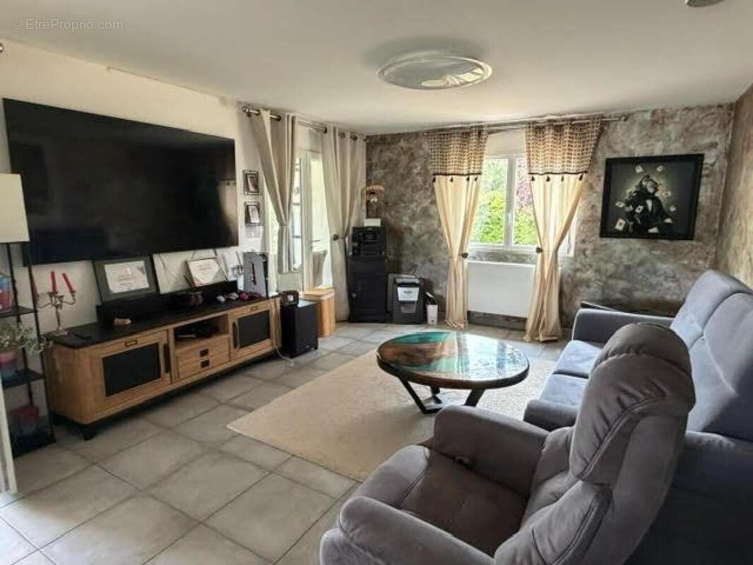 Maison 218 m² à Thevet-Saint-Julien  - photo 2
