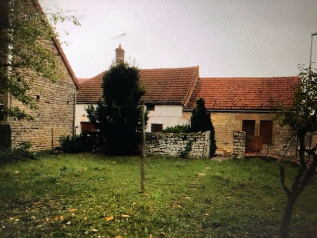 Maison à NOYERS