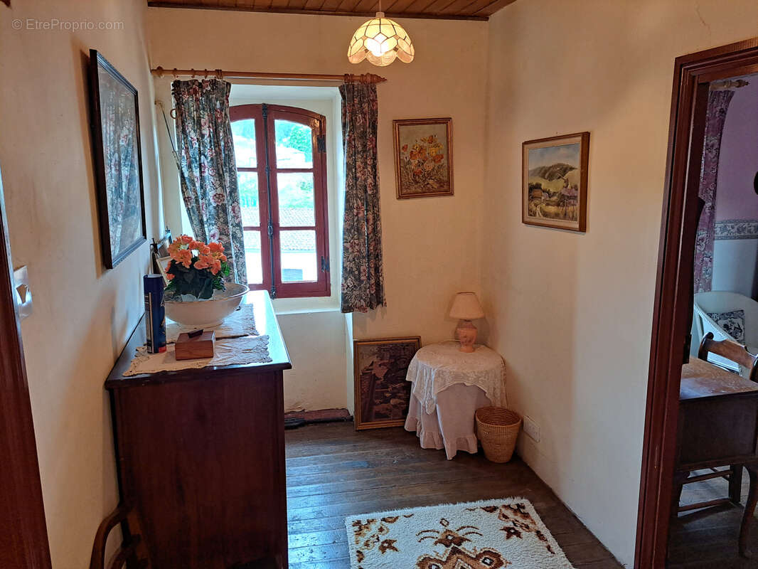 Grande maison familiale avec jardin, garage et dépendances - photo 12