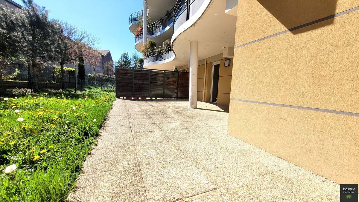 Appartement à SAINT-PRIEST-EN-JAREZ