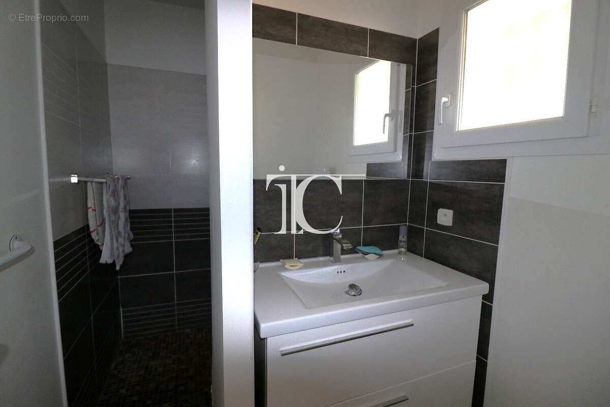 Maison en parfait état, 4 chambres dont une suite parentale avec dressing et salle d'eau, sur 2257 m² paysagés. - photo 10