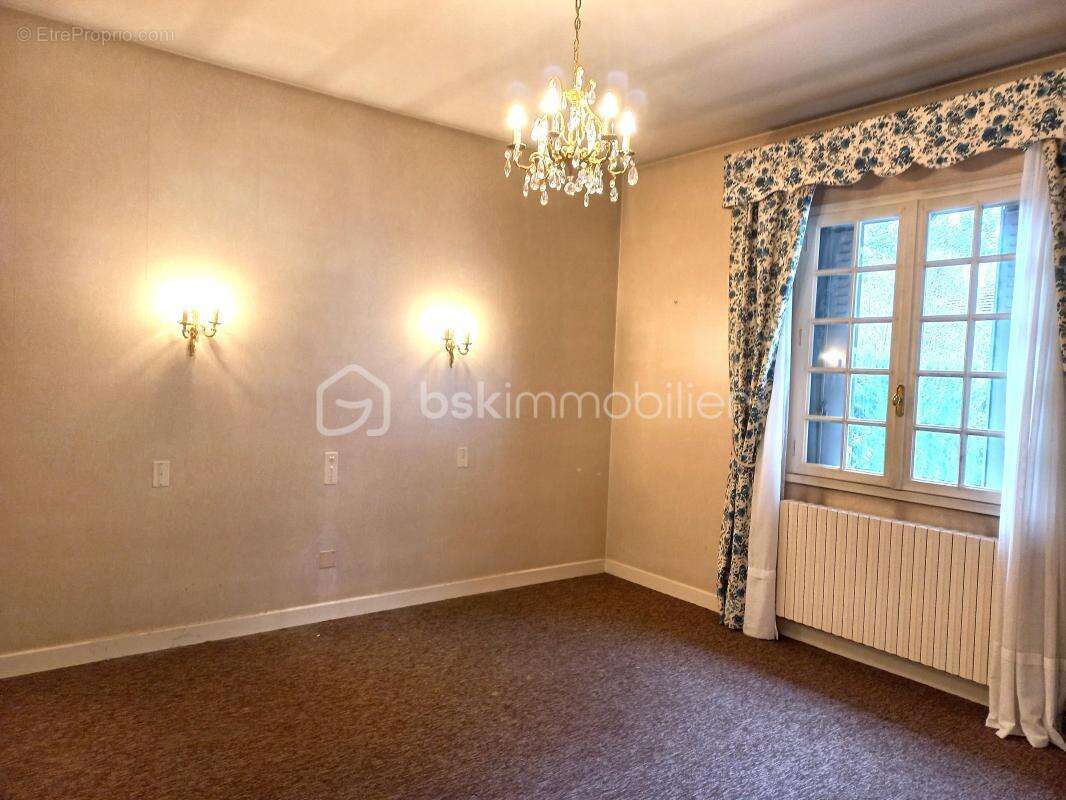 Maison traditionnelle spacieuse sur 2271 m² de terrain à Lourdes : votre havre de paix à découvrir ! - photo 12