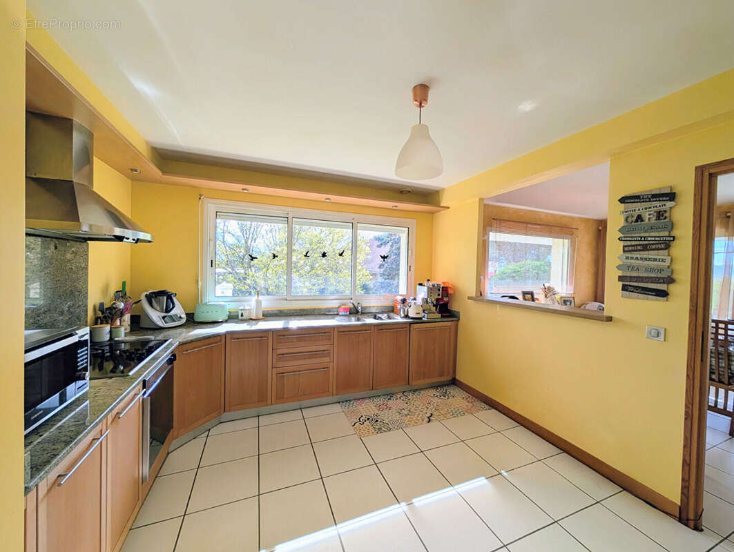 EXCLUSIVITE : Superbe villa familiale sur 2 000 m² plats avec vue sur les montagnes - photo 3