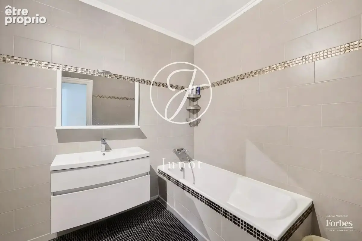 Paris 16e - PASSY / TOUR - Appartement - 5 pièces - 128,60m² Carrez - 3 chambres - photo 11
