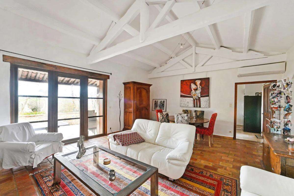 Maison à SAINT-JEAN-DE-MARUEJOLS-ET-AVEJAN